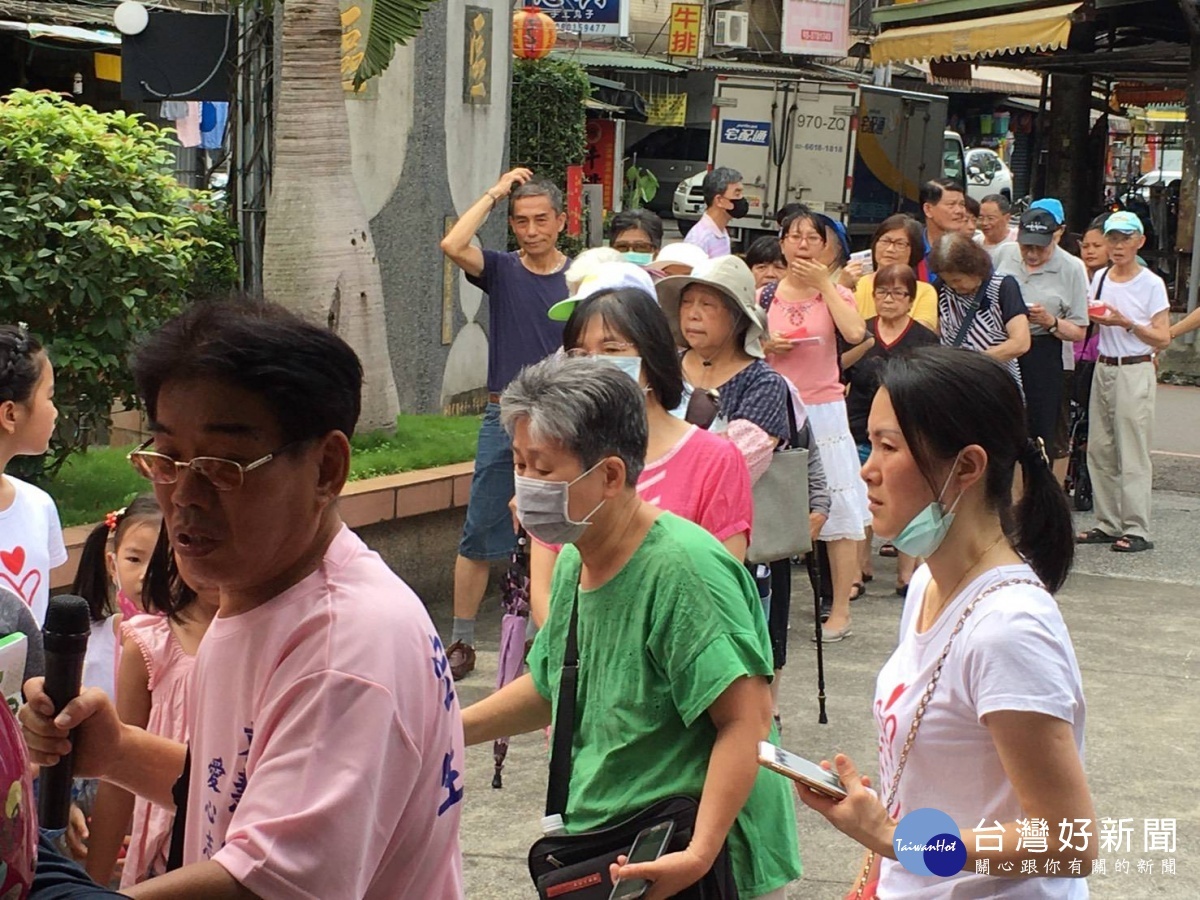 愛心團體吃素救地球 龍安祠土地公廟發送愛心便當