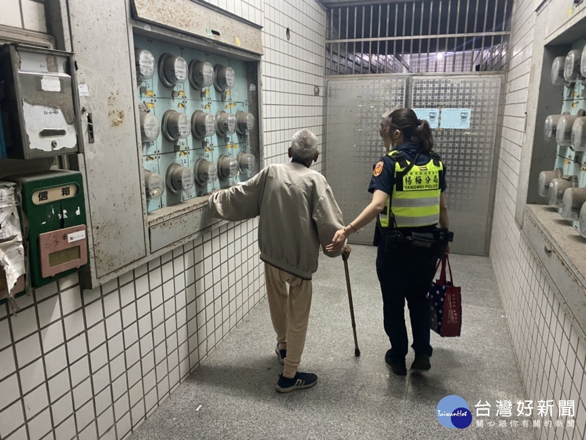 老翁暗夜獨自輪椅外出覓食體力不支,楊梅熱警護送返家。