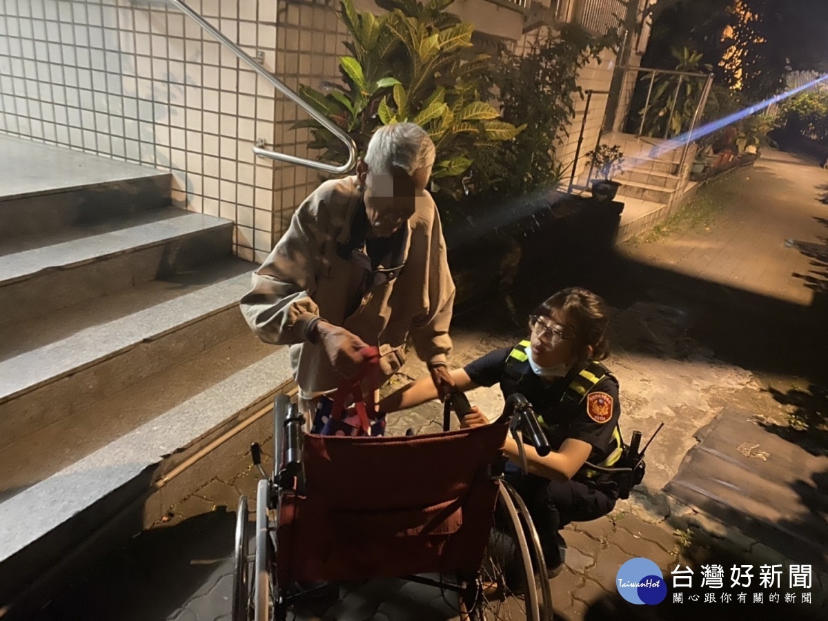 老翁暗夜獨自輪椅外出覓食體力不支，楊梅熱警護送返家。