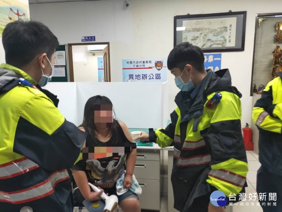 一名婦人和家人外出用餐,席間與家人吵架負氣淋雨出走,警充當和事佬協助返家。