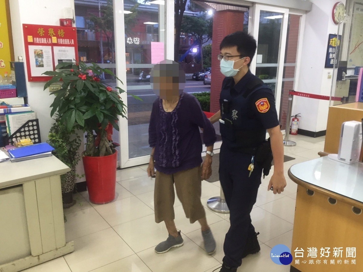 失智迷途老婦癱坐路旁,中壢警分局中福所警員即時救援助返家。