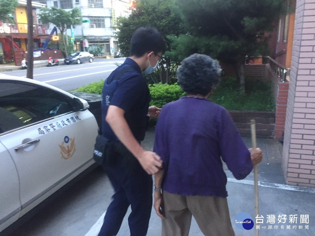 失智迷途老婦癱坐路旁,中壢警分局中福所警員即時救援助返家。