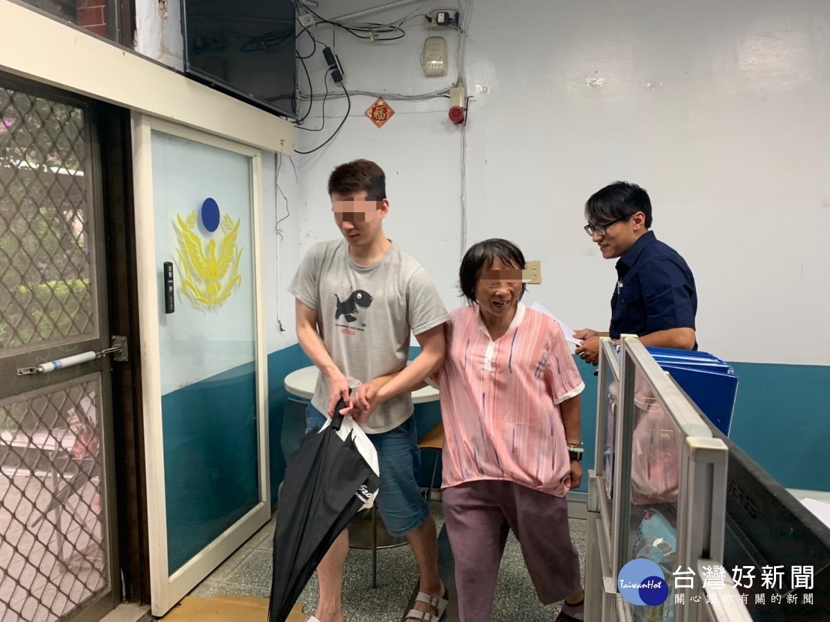 迷途老婦在路旁淋雨,埔頂派出所員警上前幫助找到回家的路。