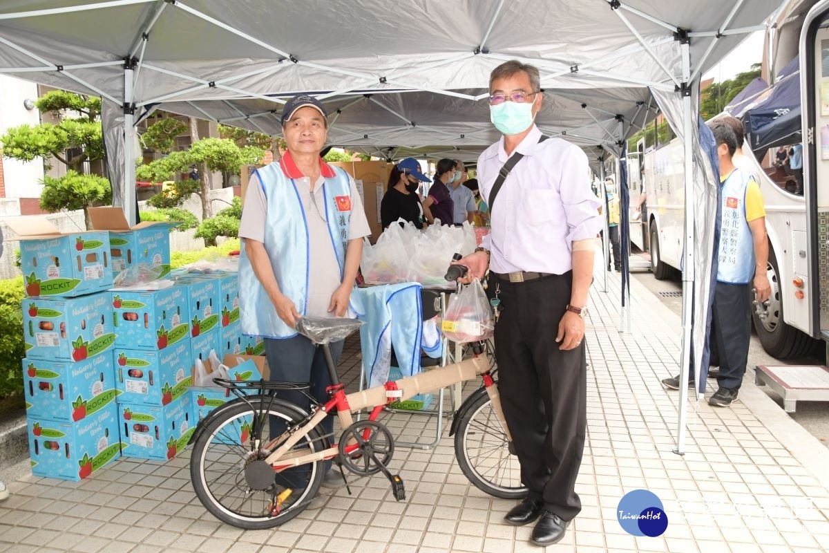 由縣警局舉辦的捐血活動中，第一位捐血者抽中折疊腳踏車。