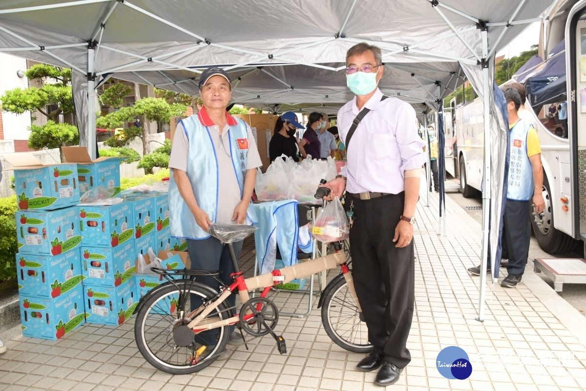 由縣警局舉辦的捐血活動中,第一位捐血者抽中折疊腳踏車。