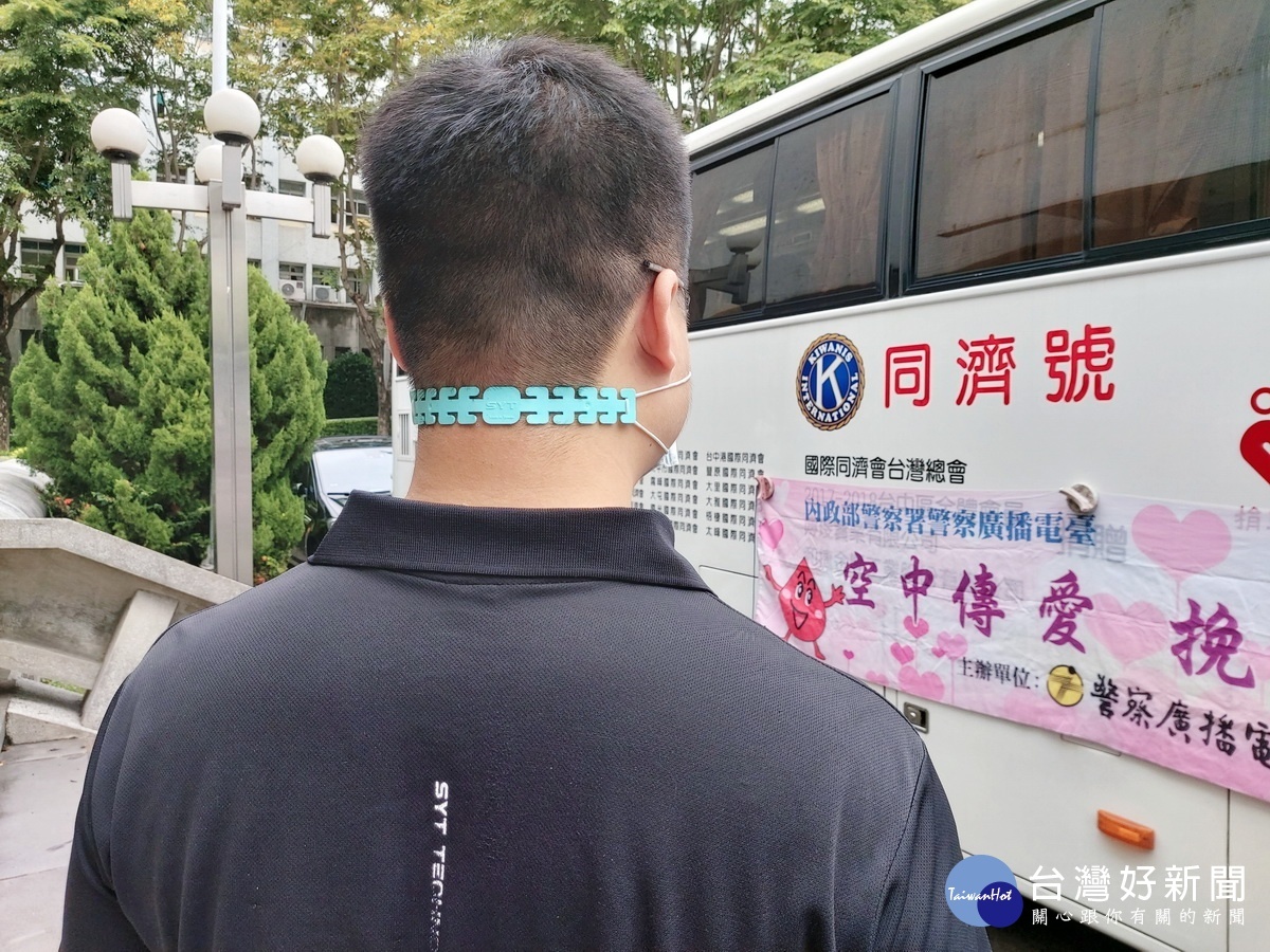 上億科技業者楊冠威因應疫情設計一款TPU環保材質,可套在口罩兩邊,可舒緩必須長時間配戴口罩醫護人員的耳壓,產品深受歡迎。