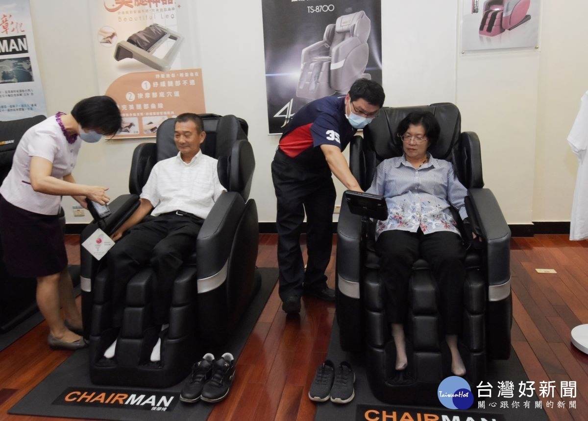彰化縣長王惠美在參訪台生公司時，試座按摩椅。
