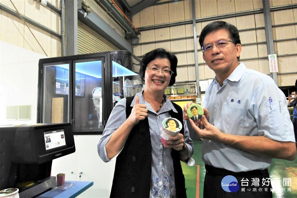 彰化縣長王惠美（左）參訪勵德公司的機器人3D果凍雕花機，雕出的人像。