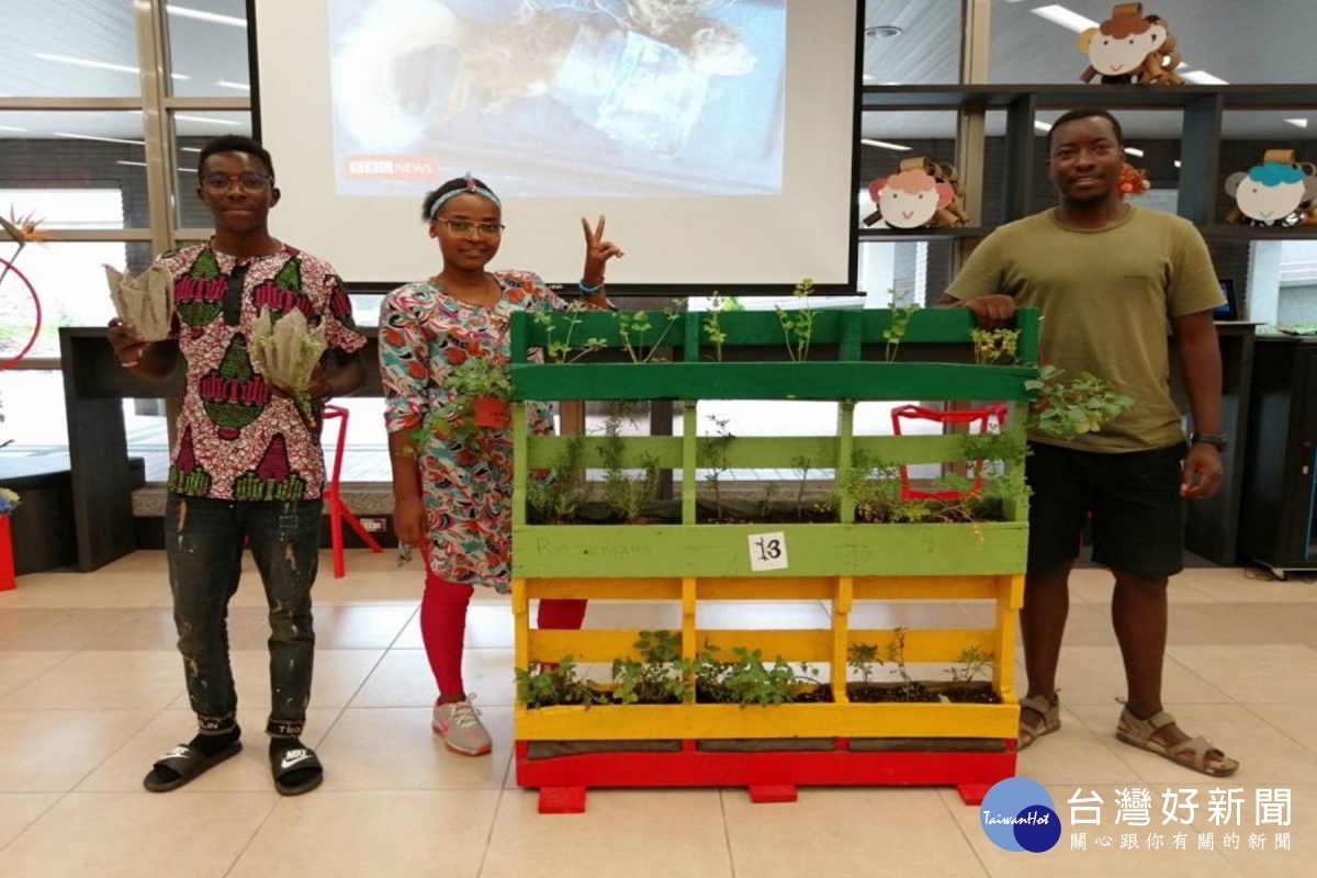 第三名作品是利用廢棄木棧板作成香草園。