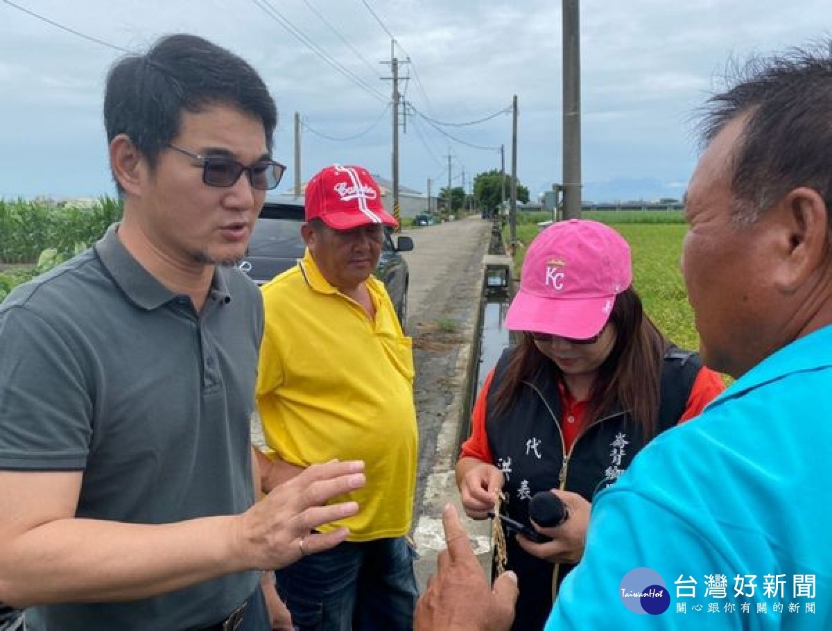 立委劉建國邀農委會主委陳吉仲會勘崙背花生災損，啟動雲林花生天然災害現金救助，亦宣布延長鳳梨收購次級品時間，協助穩定鳳梨價格。