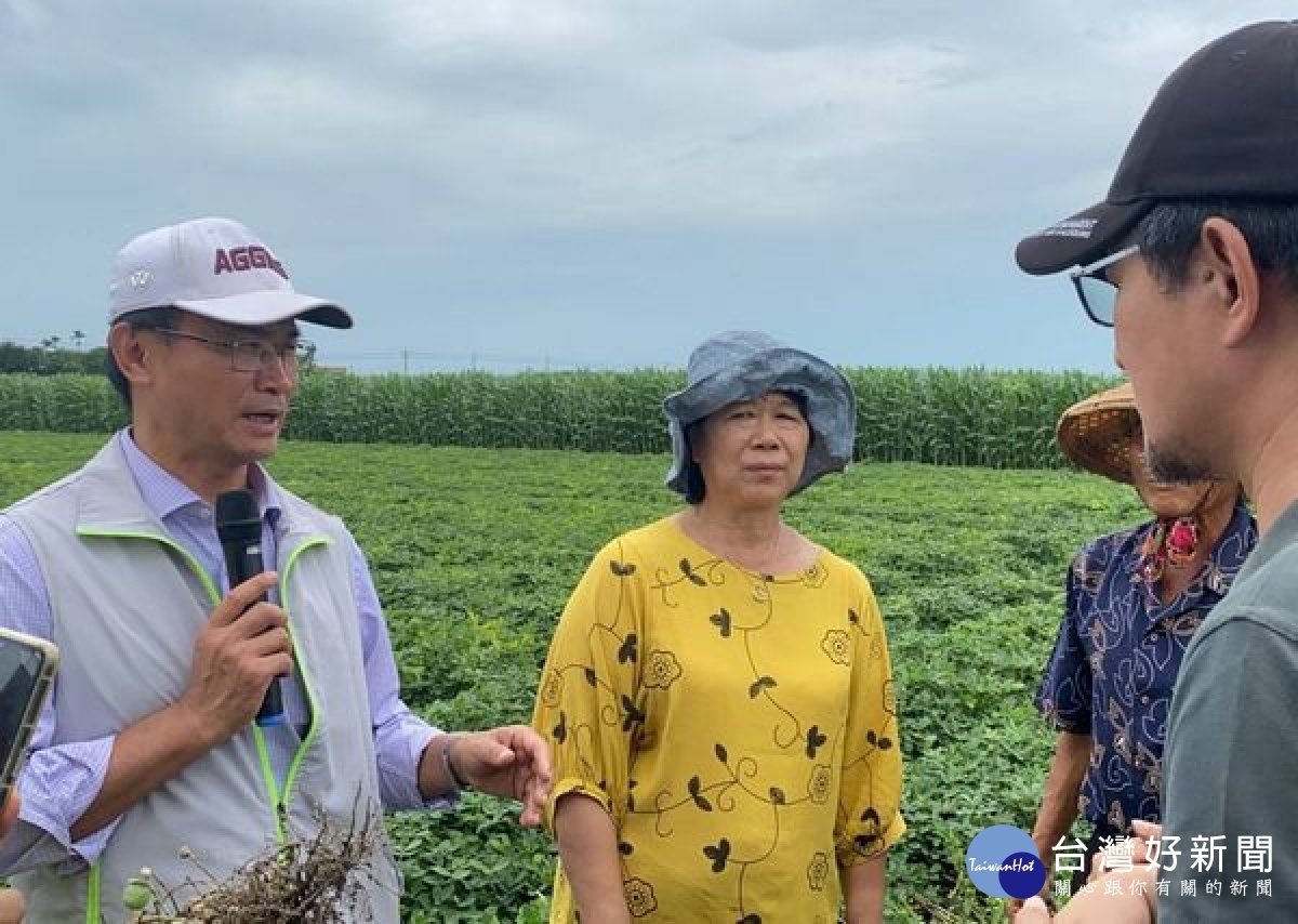 立委劉建國邀農委會主委陳吉仲會勘崙背花生災損，啟動雲林花生天然災害現金救助，亦宣布延長鳳梨收購次級品時間，協助穩定鳳梨價格。