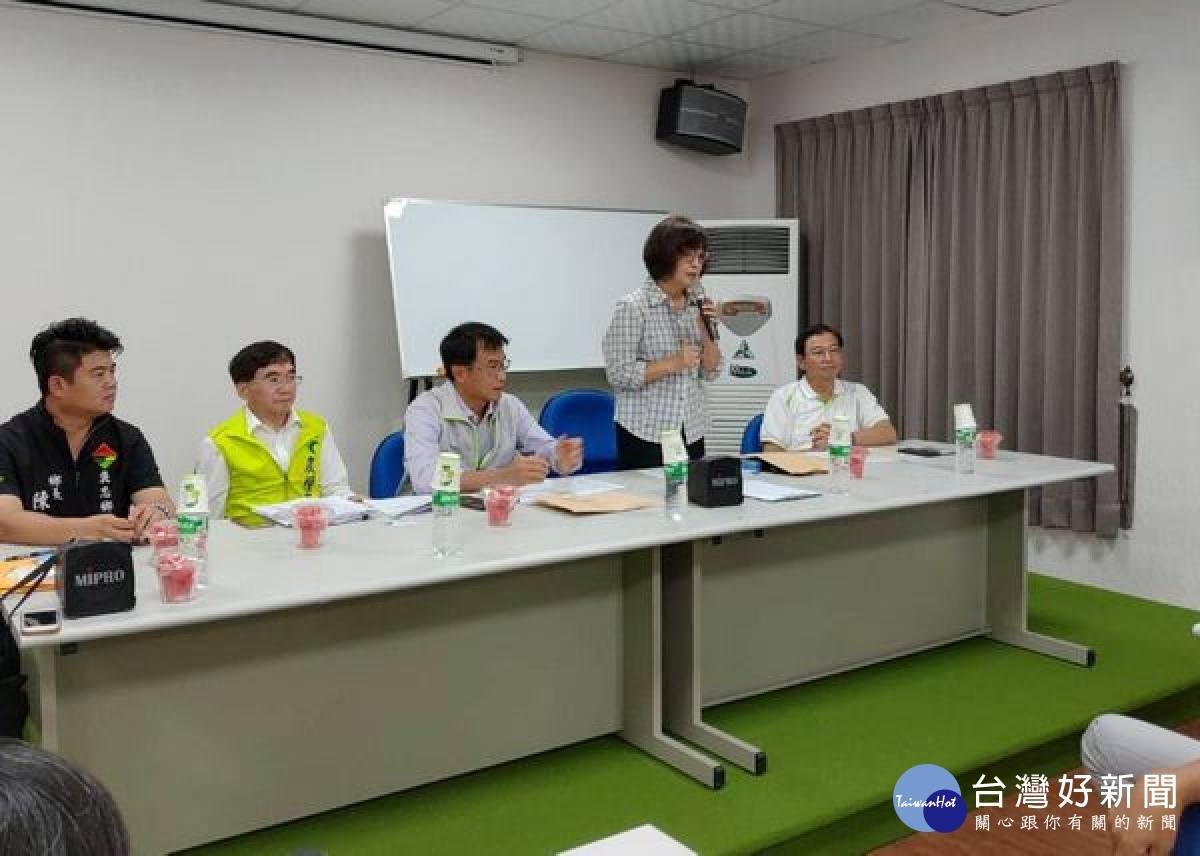 水林與褒忠因豪雨造成花生與玉米損害,立委蘇治芬邀集農委會主委陳吉仲與農糧署、農改場等專家現勘,確認農損狀況正式公告補助。