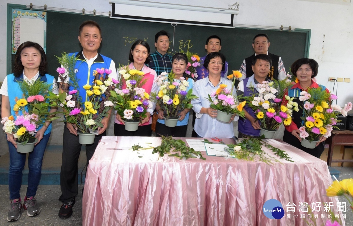為了協助花農,彰化縣推動花卉產業,縣長王惠美花藝教室開課。