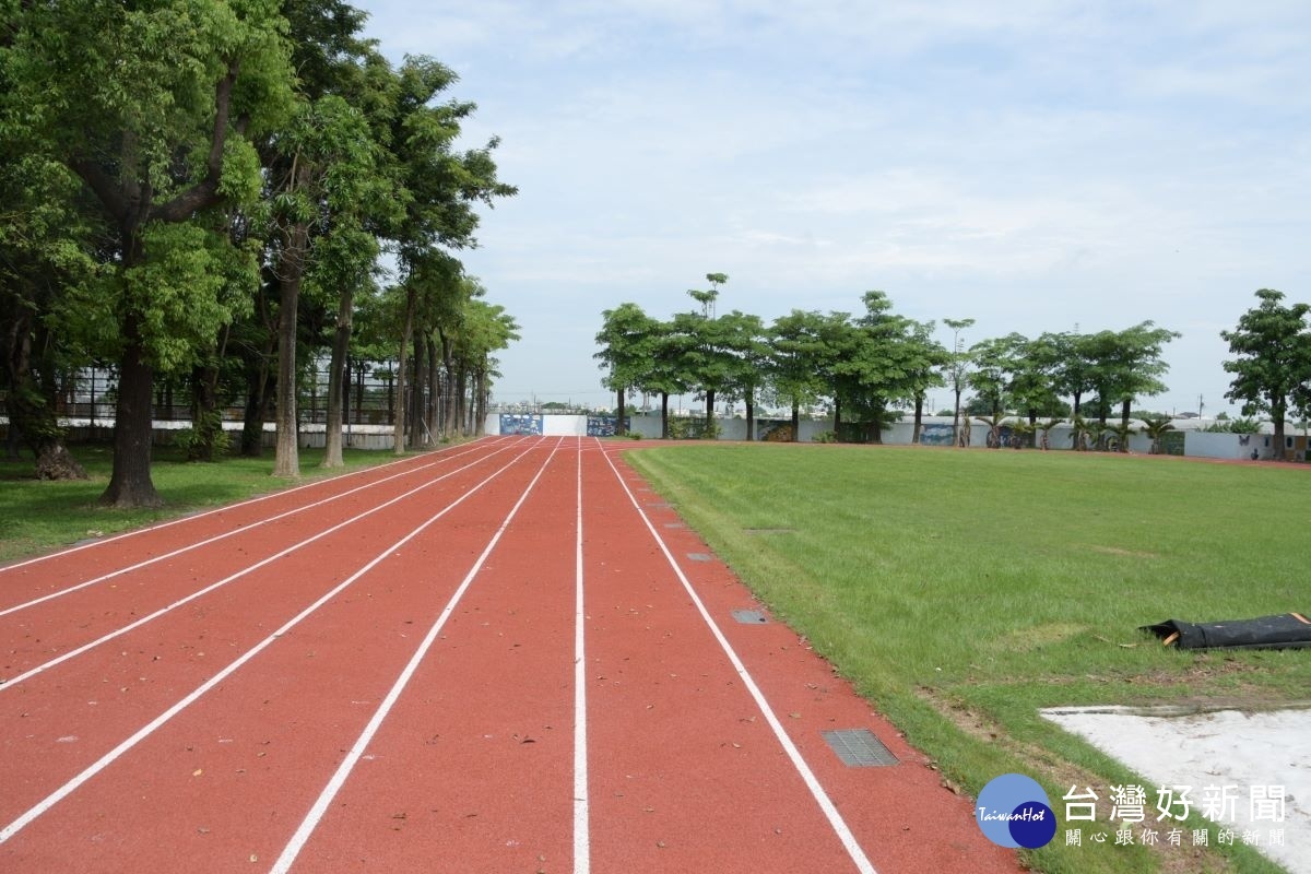 媽厝國小陸海空啟用之陸PU跑道。