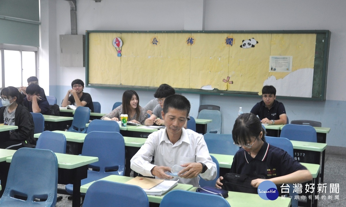 蔡幸佳陪父親上課四年風雨無阻。