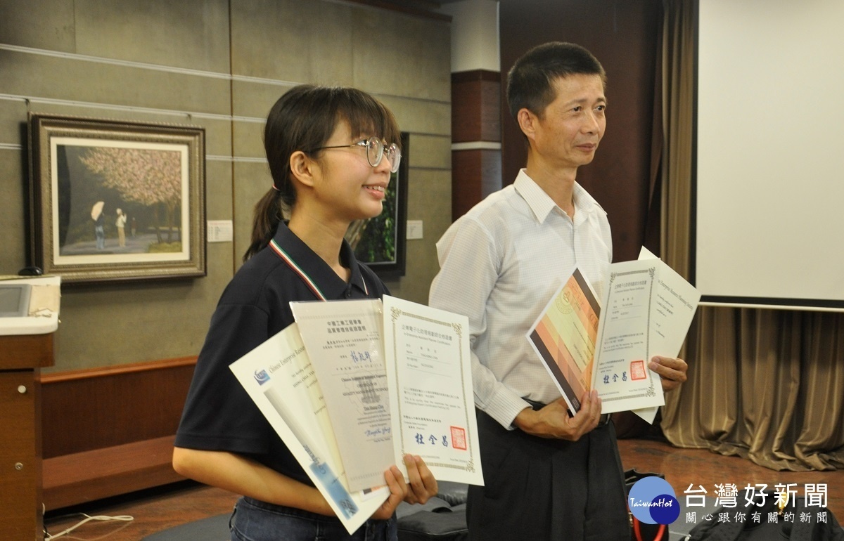 01.建國科大工管系進修部學生蔡國郎(右)有女陪讀終於完成大學學業02.蔡國郎感謝女兒為了陪他拋棄工作與婚姻讓他很不捨。03.蔡幸佳幫父親秀出上課做的筆記04.蔡幸佳陪父親上課四年風雨無阻05.四年下來蔡幸佳比父親多考了一張品管師證照。