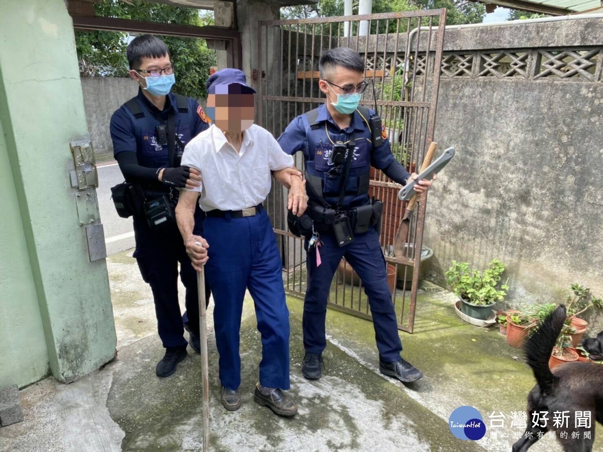 9旬老翁田野迷途,警即時發現平安護送返家。