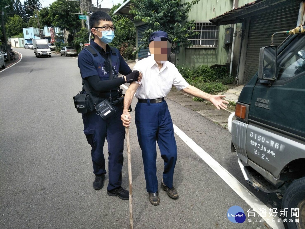 9旬老翁田野迷途，警即時發現平安護送返家。