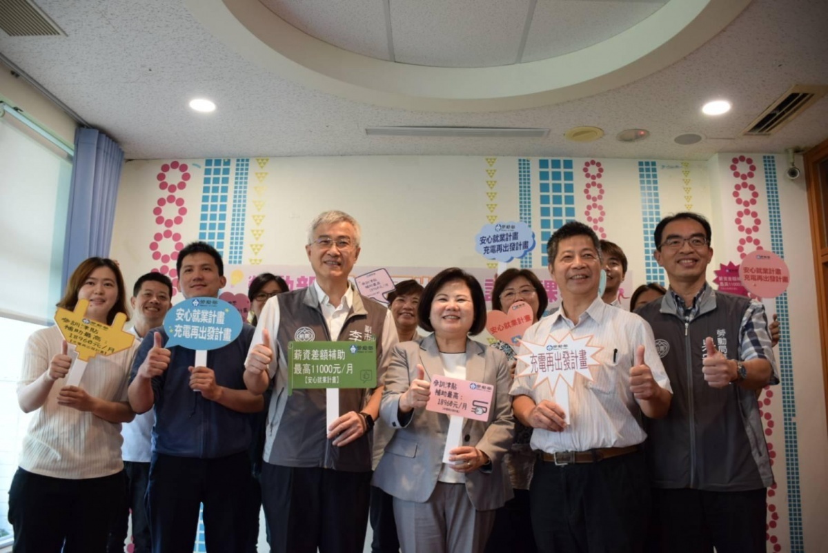 勞動部長許銘春訪視「充電再出發」柚子花花股份有限公司,替企業與勞工加油打氣及互動交流。