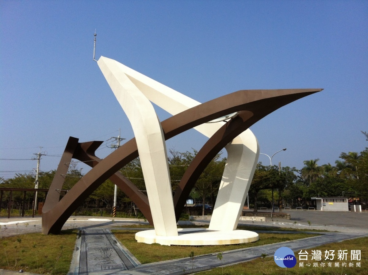 今年適合觀賞「日環食」的地點之一鰲鼓濕地生態日晷旁(港口宮),也是「日環食」活動的主要活動場地。(圖/林務局嘉義林區管理處)
