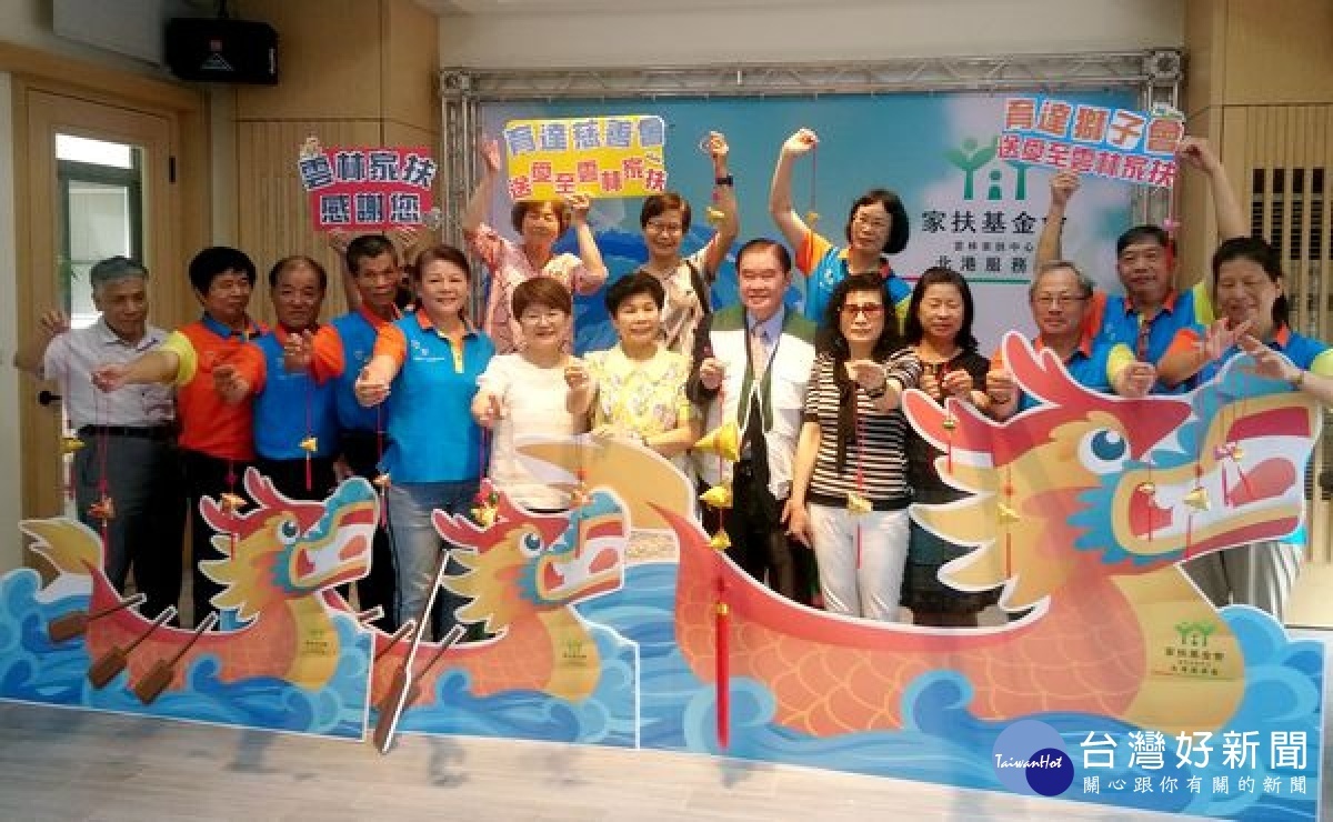 育達慈善會、育達獅子會與家扶董事蕭文龍在端節前夕,為雲林家扶帶來陸上龍舟及應節粽子與芒果,還贊助14萬元於扶幼工作,陪伴家扶親子歡慶佳節。