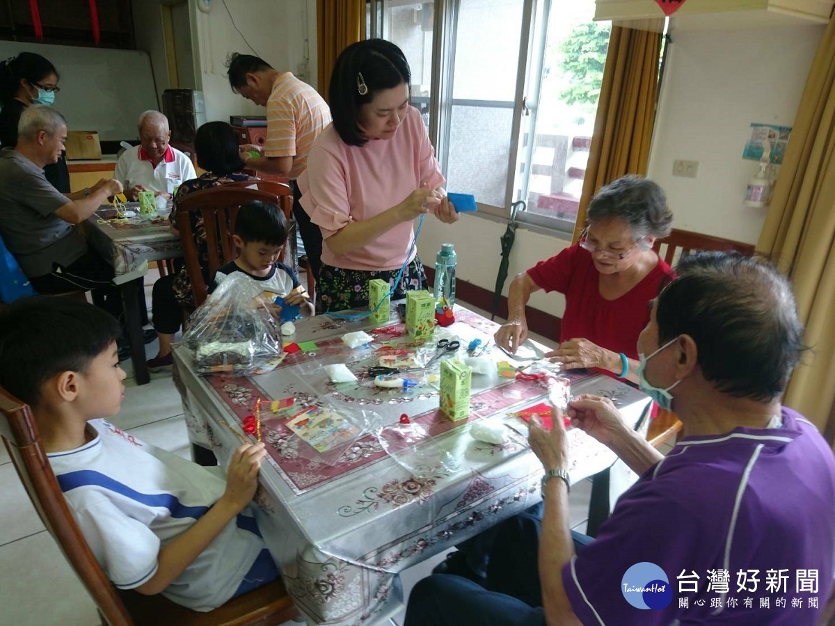 老少共學世代共融 彰化榮家歡喜縫香包