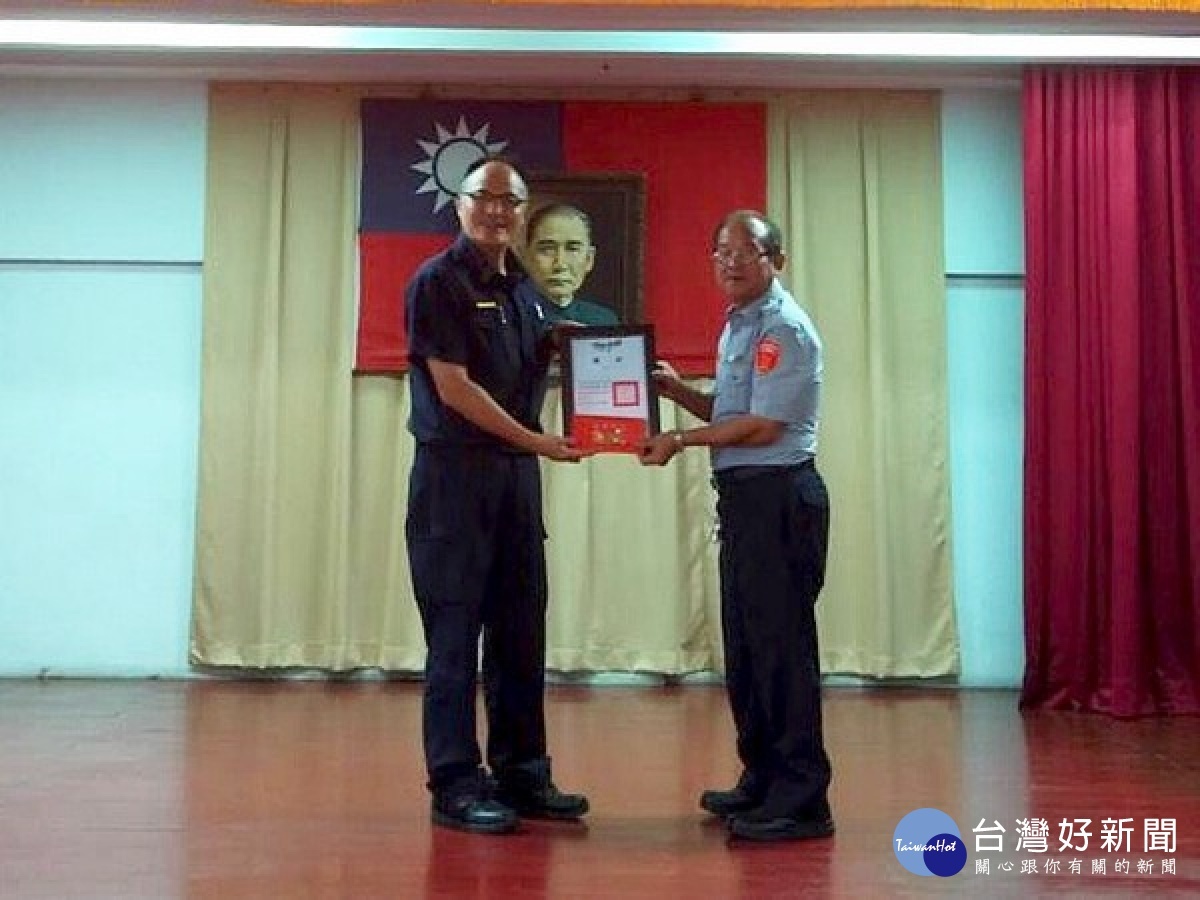 北港分局長王立德頒發109年資深義警林明章等3人獎狀，藉此表彰及感謝其熱心公益，長年為地方治安犧牲奉獻的精神。
