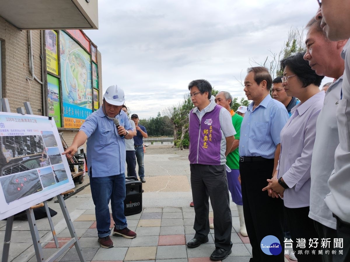 彰化縣長王惠美於視察王功漁港改閃工程簡報後,要求廠商如時如質完工。圖/記者鄧富珍攝