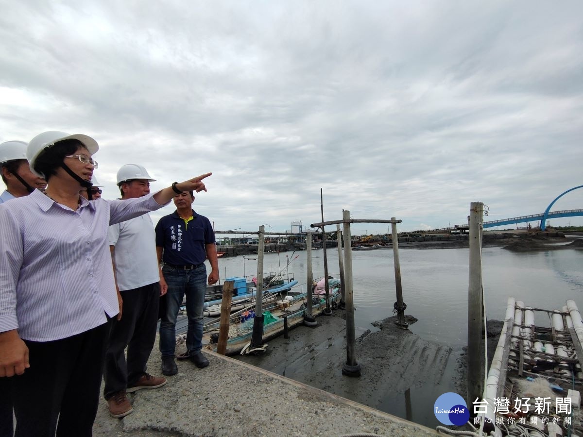 縣長視察王功漁港出海道路、環境營造及清淤工程。圖/記者鄧富珍攝