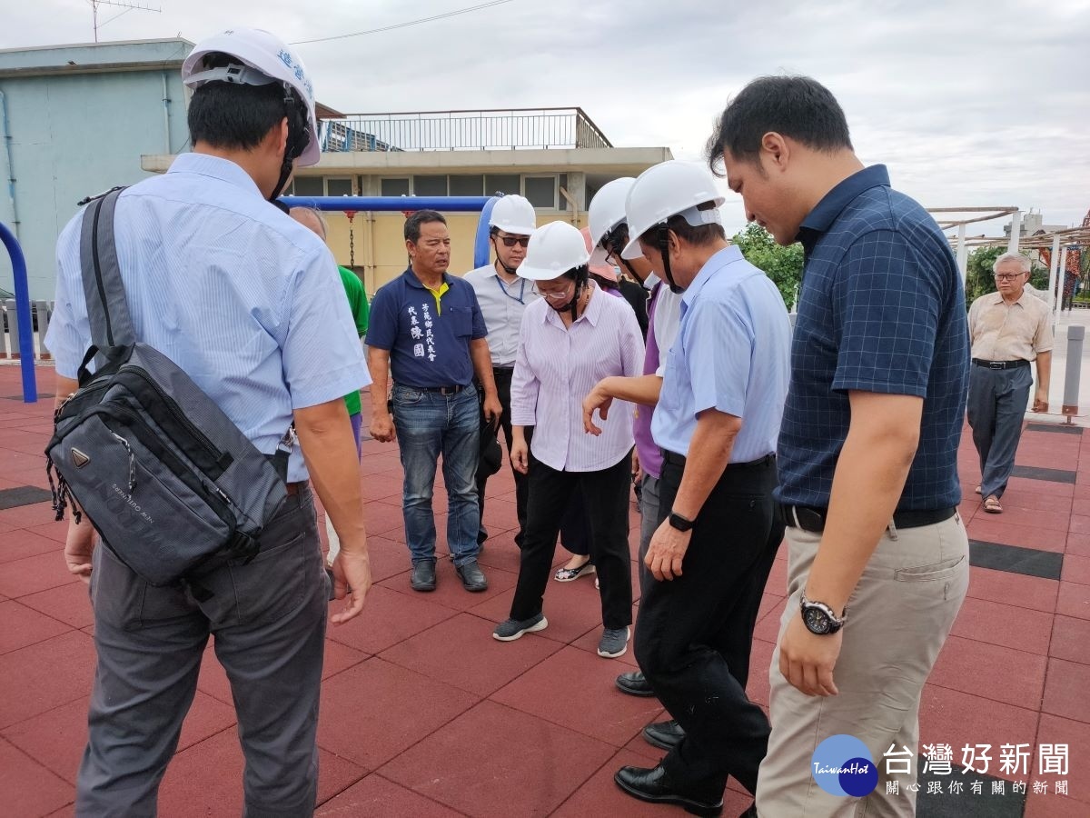 縣長視察王功漁港出海道路、環境營造及清淤工程。圖/記者鄧富珍攝