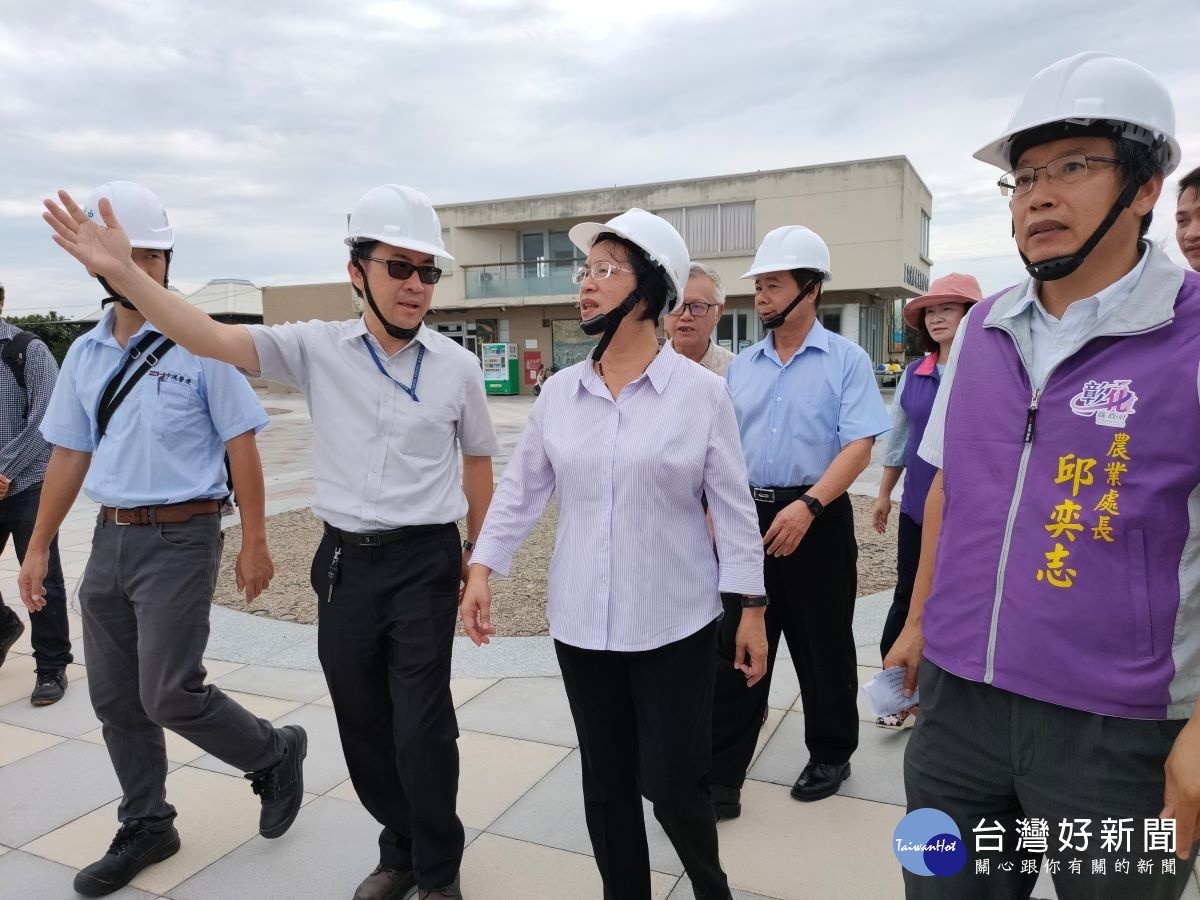 縣長視察王功漁港出海道路、環境營造及清淤工程。圖/記者鄧富珍攝