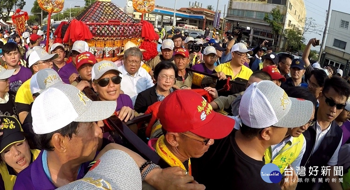 彰化縣長王惠美恭迎大甲媽祖鑾駕,信眾沿路前程參拜恭迎聖駕。圖/2019資料照片