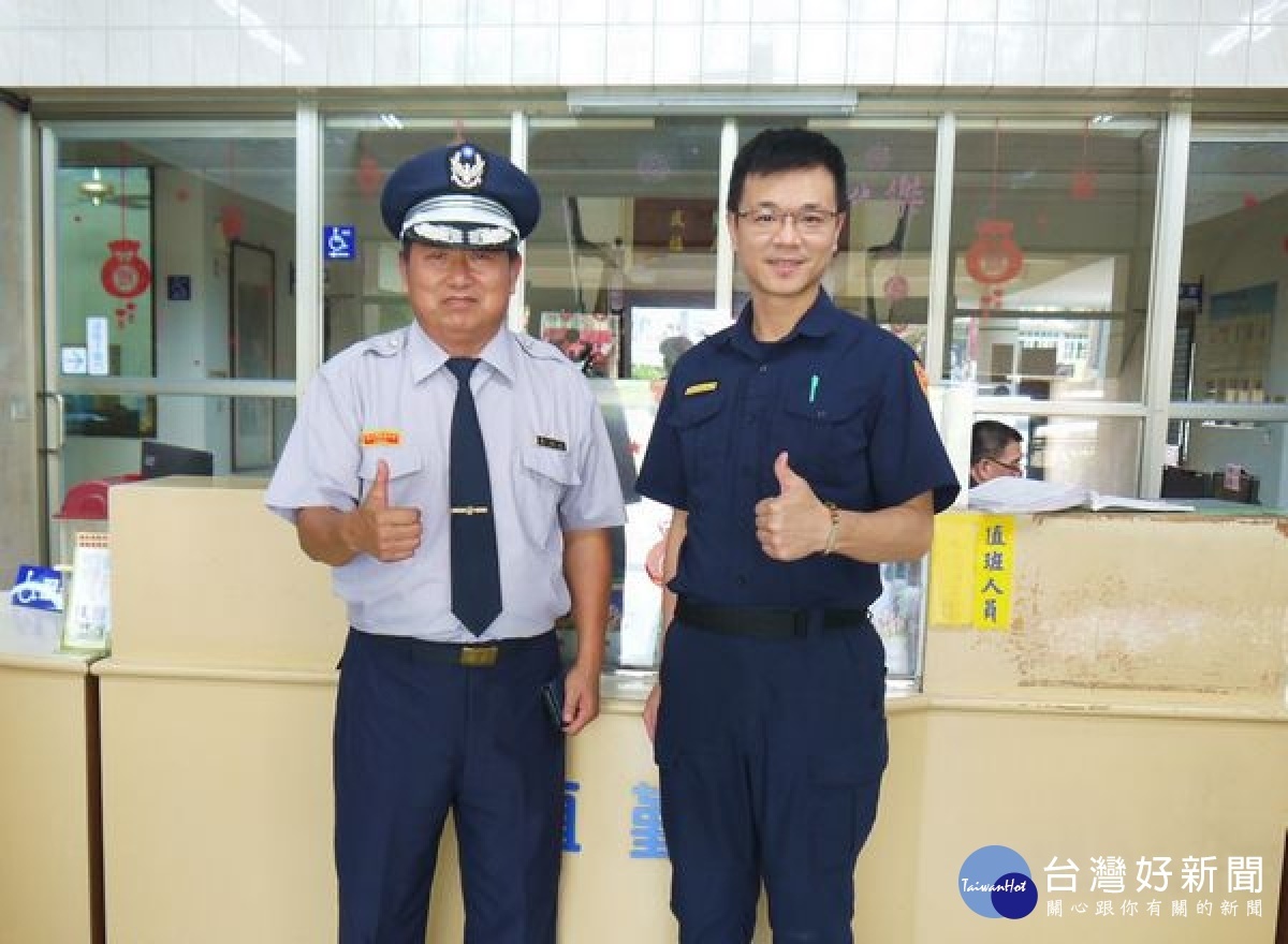 虎尾分局長郝心誠頒贈資深義勇警察人員獎狀，感謝長期協助維護社會治安及交通，勞苦功高的協勤義警。