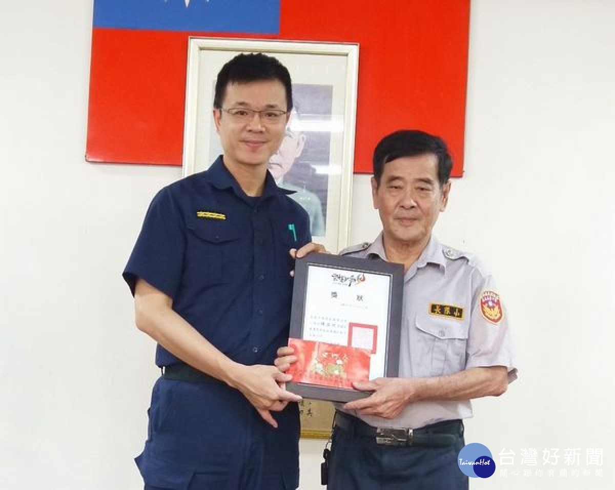 虎尾分局長郝心誠頒贈資深義勇警察人員獎狀，感謝長期協助維護社會治安及交通，勞苦功高的協勤義警。