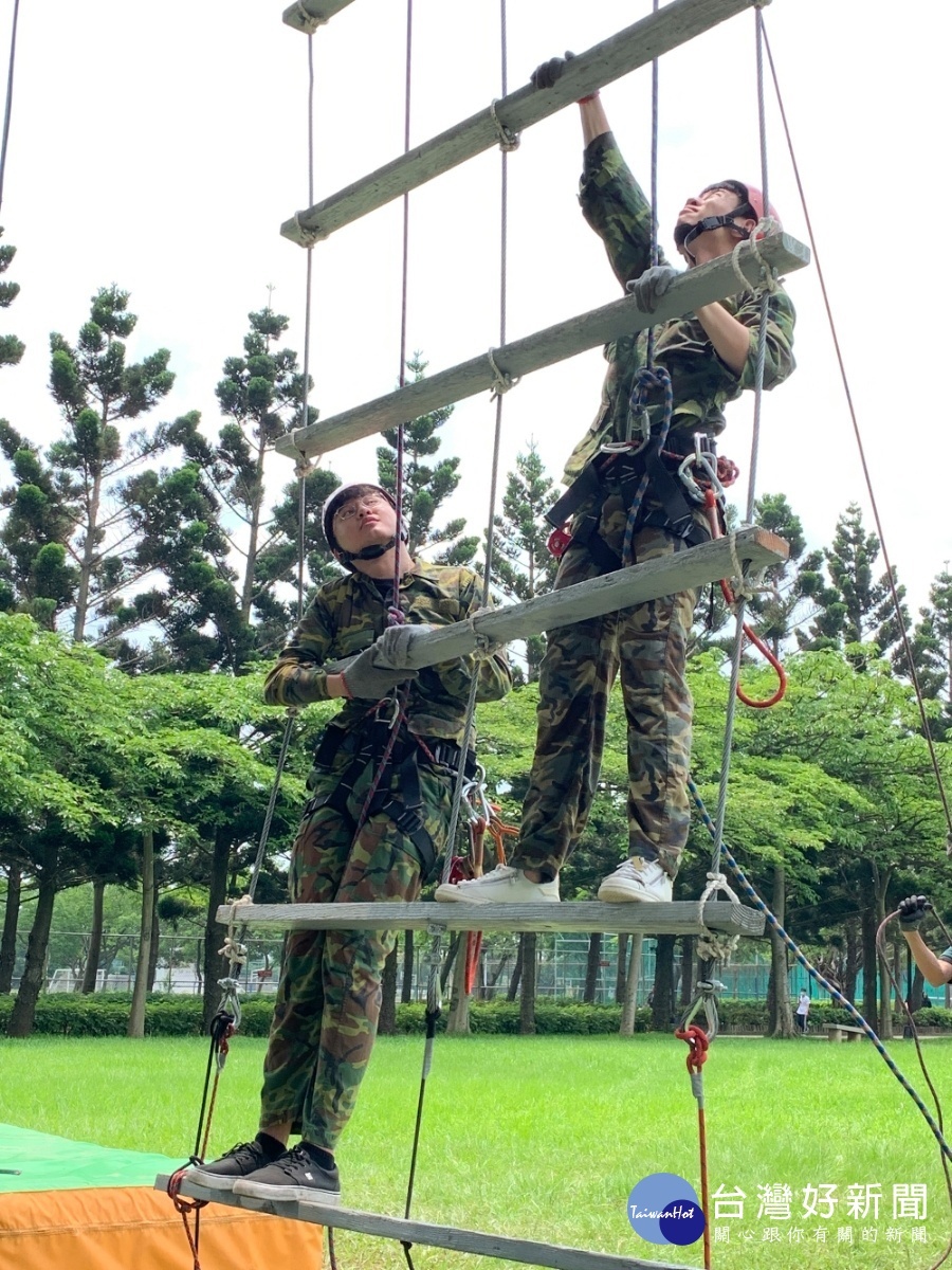 元智另類畢業活動 體驗爬繩梯滑降與多姿態定靶射擊