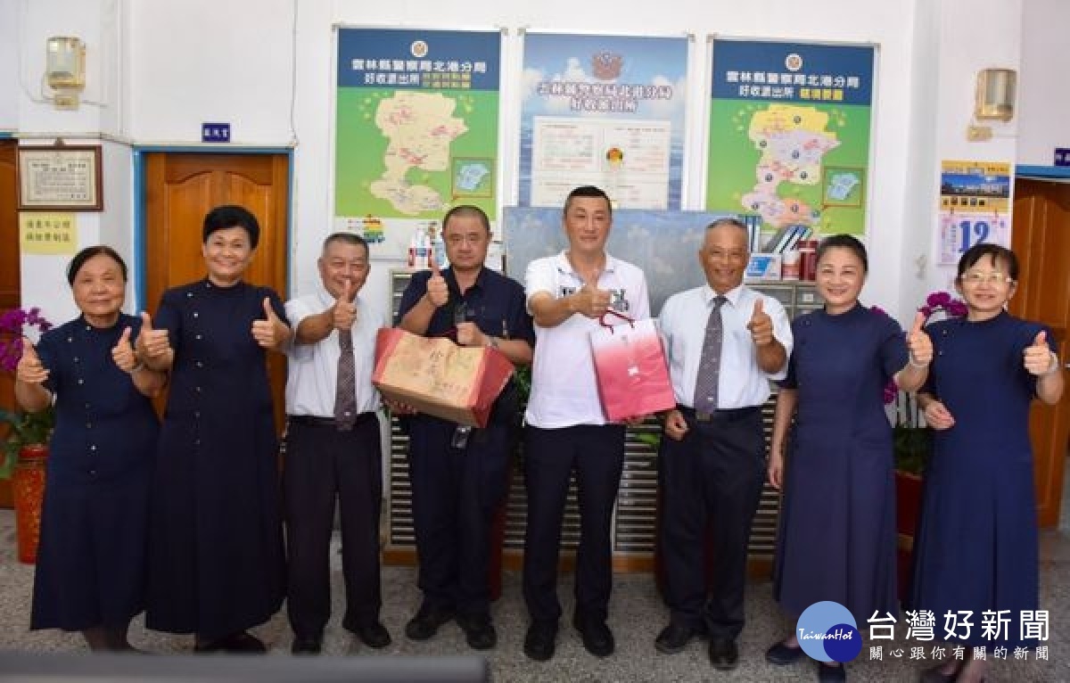 慈濟功德會北港分會師兄姐帶著餅乾、禮盒等前往北港警分局慰問，向基層員警加油打氣，感謝警察菩薩的付出，民眾才有安穩的生活。