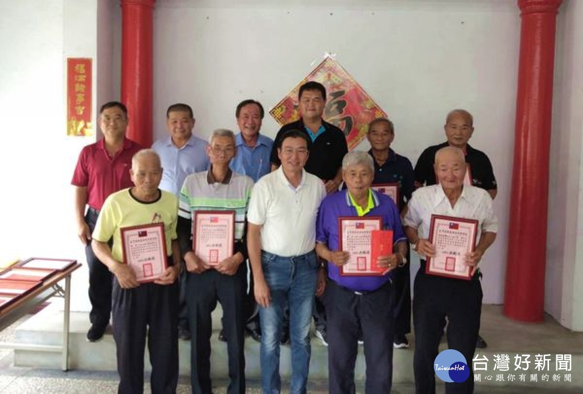 雲林農田水利會為慶祝水利節,洪國浩會長特率員至各工作站,表揚對水利事業資績優良有功人員,亦致上最高的敬意與謝忱。