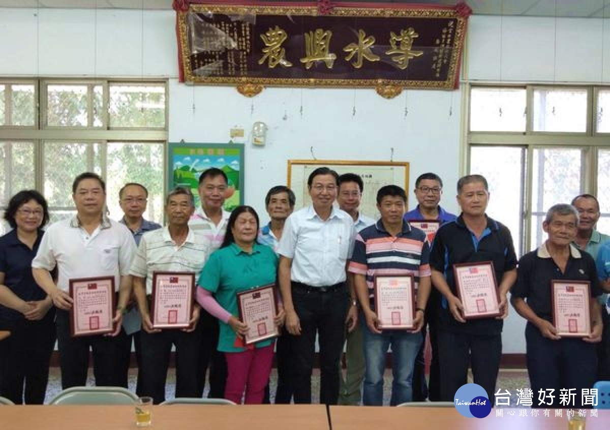 雲林農田水利會為慶祝水利節,洪國浩會長特率員至各工作站,表揚對水利事業資績優良有功人員,亦致上最高的敬意與謝忱。