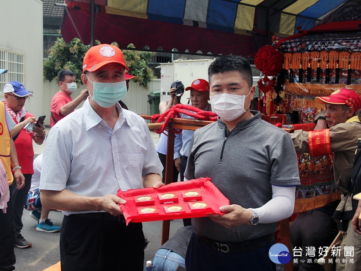 楓康超市總經理楊忠信(左)與鎮瀾宮代表顏寬恆(右)展示媽祖加持過的金牌