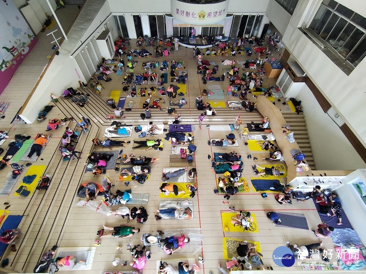 彰化縣政府中庭,提供大甲媽進香信眾休息,上限300人,進入中庭香客須戴口罩、量體溫及乾洗手並且統一由側門進出,可喝水禁飲食。圖/記者鄧富珍攝