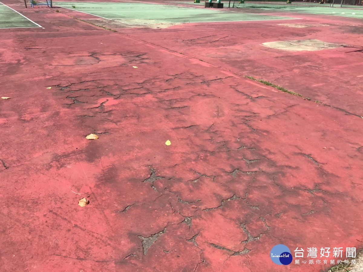 室外球場的地面有大面積磨損情形、球柱上的防撞軟墊也因長期日曬雨淋而毀損。
