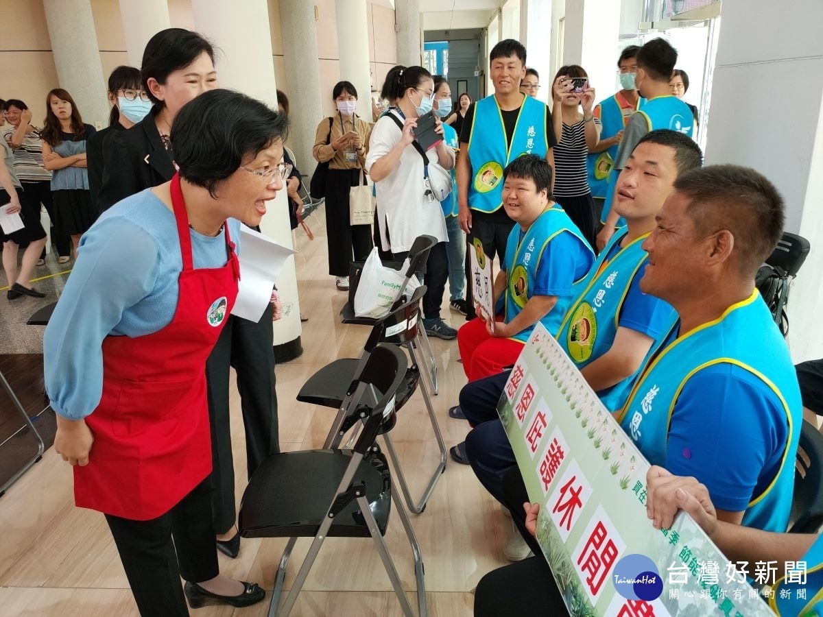 縣長王惠美與弱勢團體互動親和。圖/記者鄧富珍攝