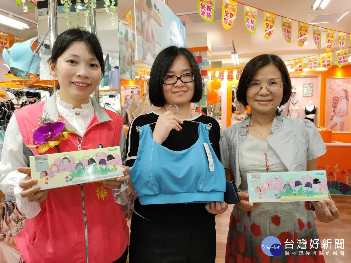 縣議員溫芝樺(左)也特別推薦,透氣、涼爽、排汗、抑制細菌滋生的運動風內衣,相當符合抗疫的生活需求。圖/記者鄧富珍攝