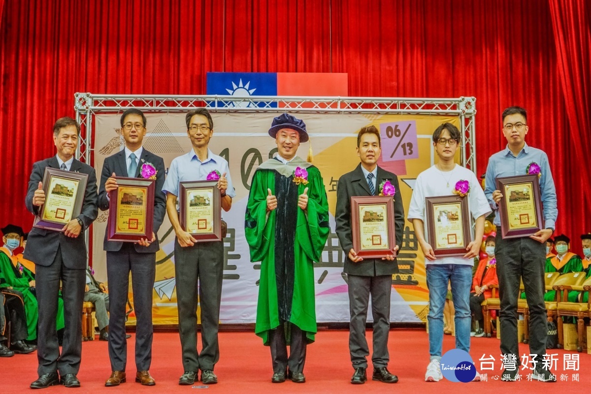 李天祥校長頒獎。