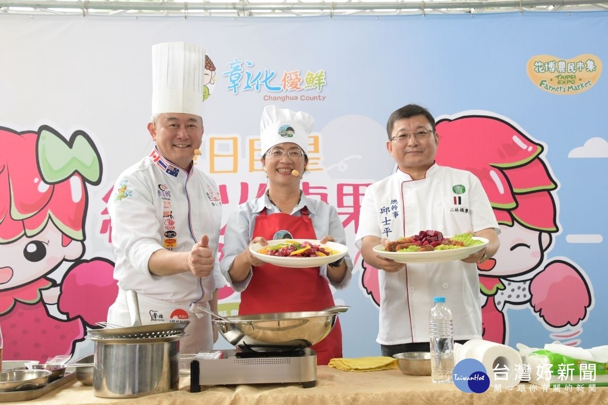 王惠美縣長化身為「阿美師」,現場製作紅、白火龍果消暑創意料理,展現料理好手藝。