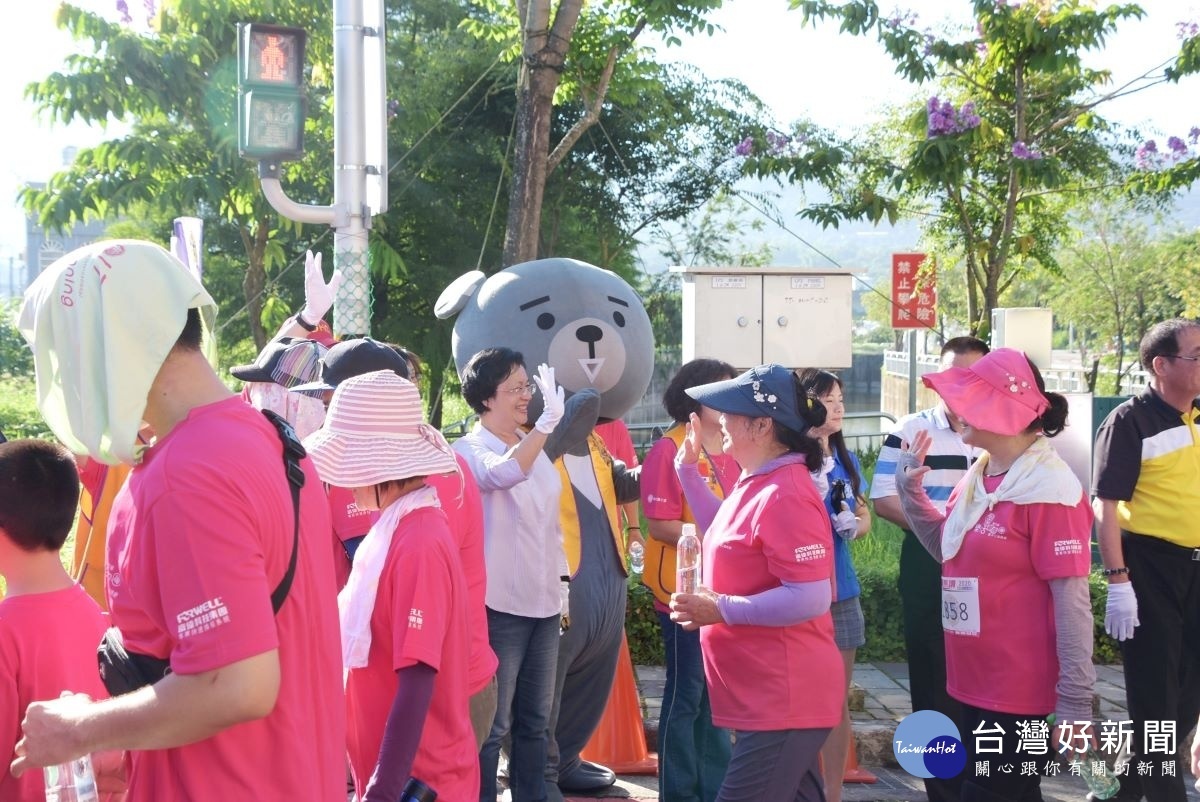 縣長王惠美在社頭親子路跑活動中幫跑者打氣。