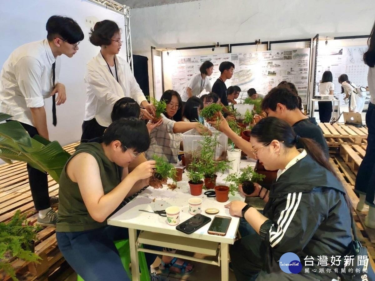 中原景觀畢業展的「苔球工作坊」讓民眾體驗兔腳蕨、鳳尾蕨、常春藤等植物栽種