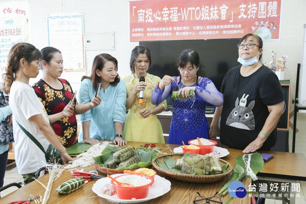 越南粽體型碩大，越南朋友示範教學。