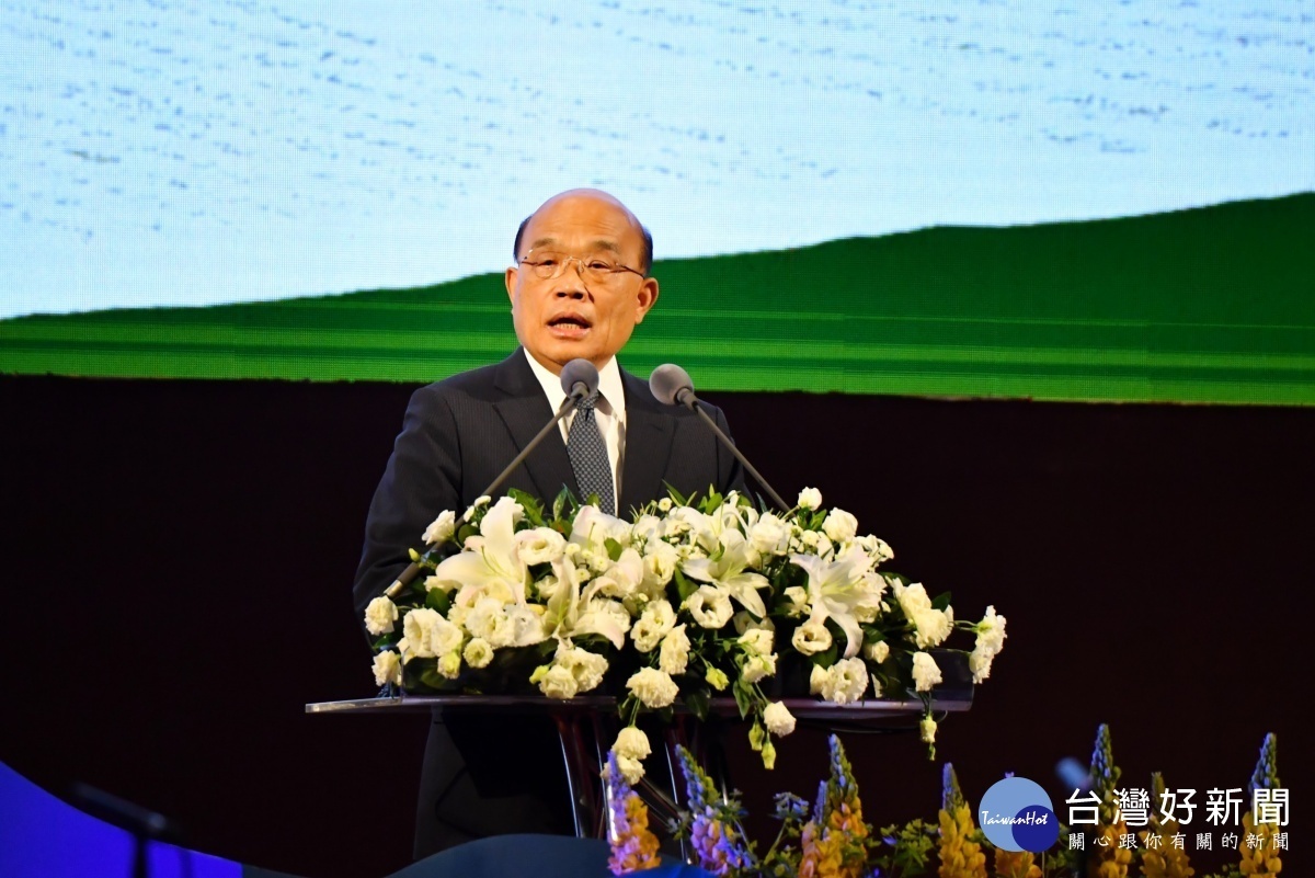 蘇院長表示,鍾老不僅為打開台灣民主大門而努力,為自己精彩了一生,也讓台灣豐碩、豐富。