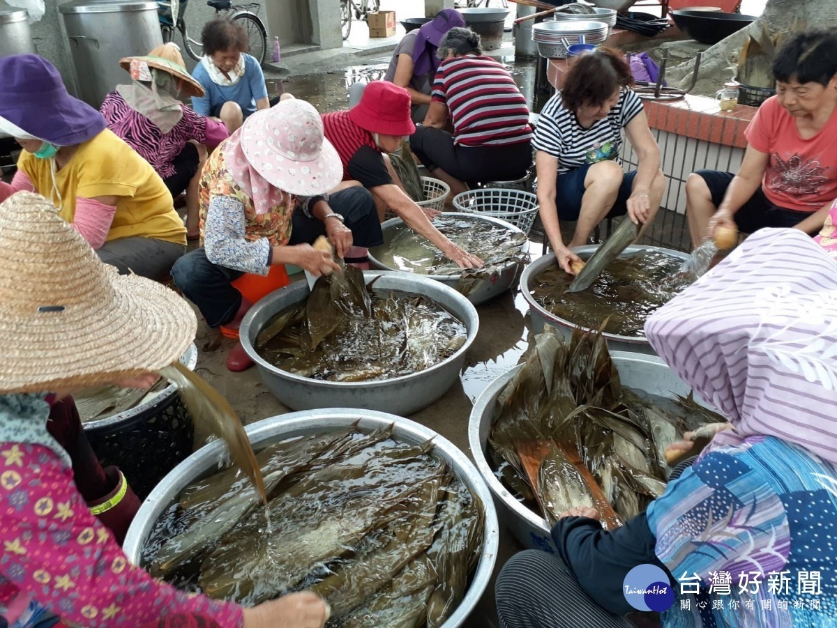 志工準備包粽前置作業洗粽葉。